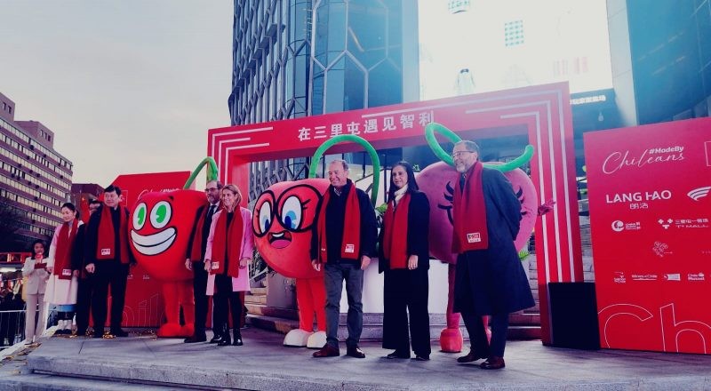 En Chile Week China 2024: Comité de Cerezas presentó a Sangsang Santina,Binbin Lapins y Nana Regin los nuevos y adorables corpóreos de la cereza chilena en China