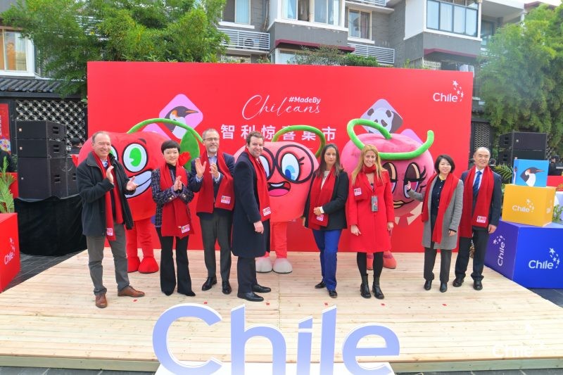 Chile Week en Chengdú: Frutas de Chile destaca oferta frutícola nacional en Seminario de Agroalimentos, mientras los “Hermanos Cereza” se roban el corazón de los consumidores
