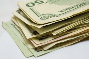 Dólar abre levemente al alza ante retroceso del cobre y al comienzo de semana clave de bancos centrales