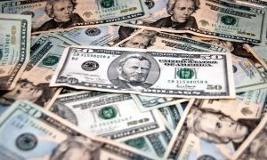 Dólar abre plano tras baja de tasas del Banco Central y antes del IPoM y tasas de la Fed