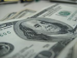 Dólar abre estable en medio de un respiro global de la divisa tras los máximos de esta semana