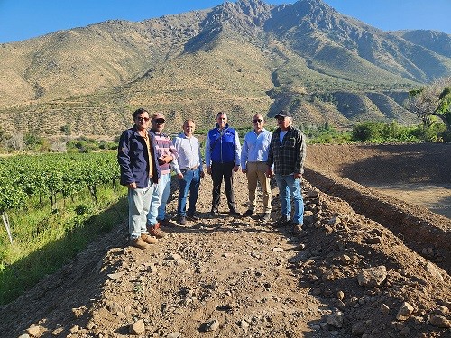 Pequeño productor de Salamanca asegurará producción de uva pisquera con nueva obra de acumulación bonificada por la Ley de Riego