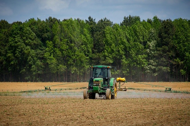 Nueva normativa del SAG sobre aplicación de plaguicidas genera críticas en la agroindustria