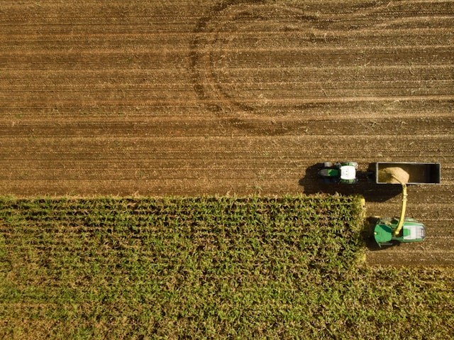 ¿Qué complementos pueden ayudar a mejorar las condiciones de la producción agrícola?